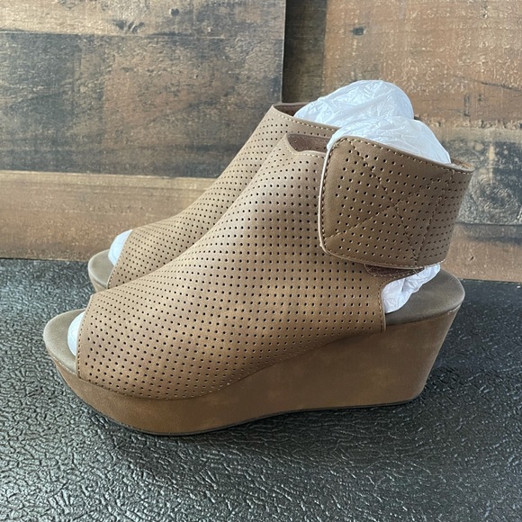 Women’s summer sandals, brand new in the box - Picture 3 of 5